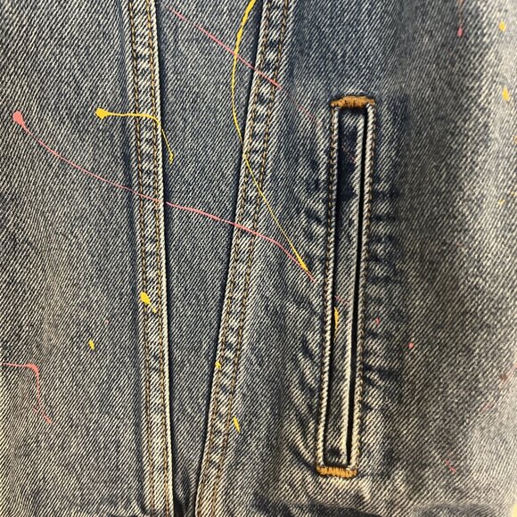 MEN'S SIZE Large LEVI'S THE TRUCKER JEAN VEST IN WZAP PAINT SPLATTER DENIM - Picture 4 of 11